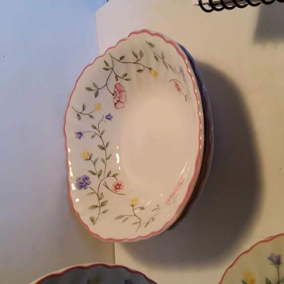 Johnson Brothers England lot of five, two cereal bowls and three dessert plates. - Picture 6 of 8